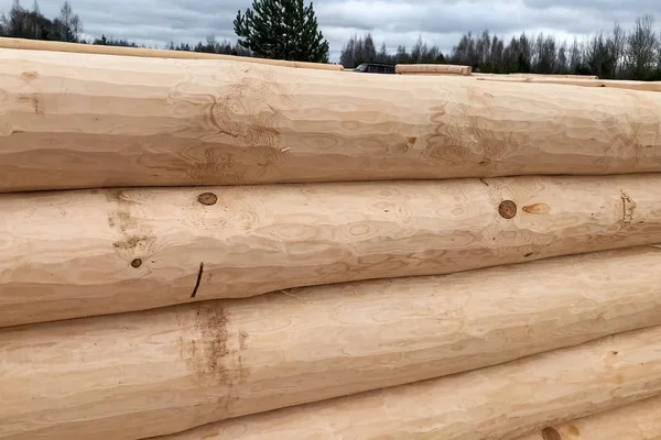 Secado y montaje de casa de madera en una base de construcción . — Foto de Stock
