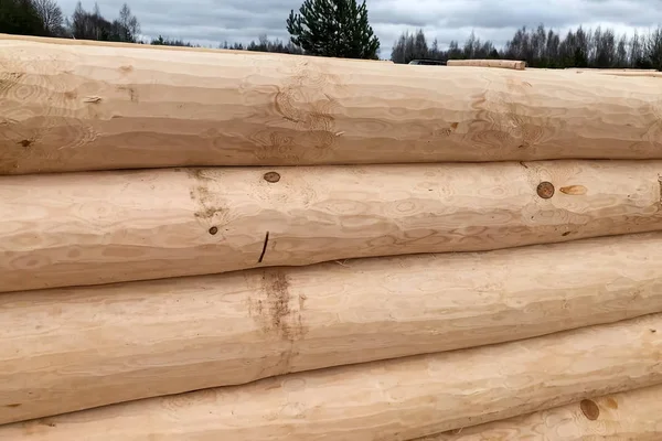 Séchage et assemblage de maisons en bois rond à une base de construction . — Photo