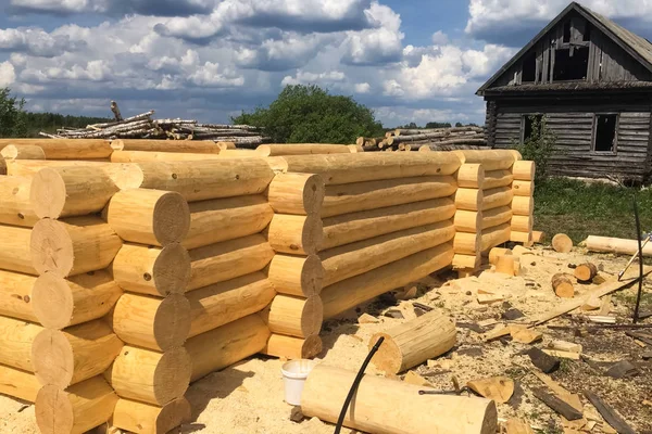 Séchage et assemblage de maisons en bois rond à une base de construction . — Photo