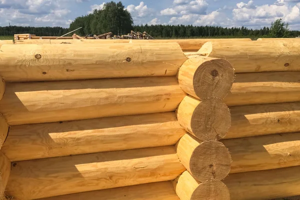 Drying and assembly of wooden log house at a construction base. — ストック写真