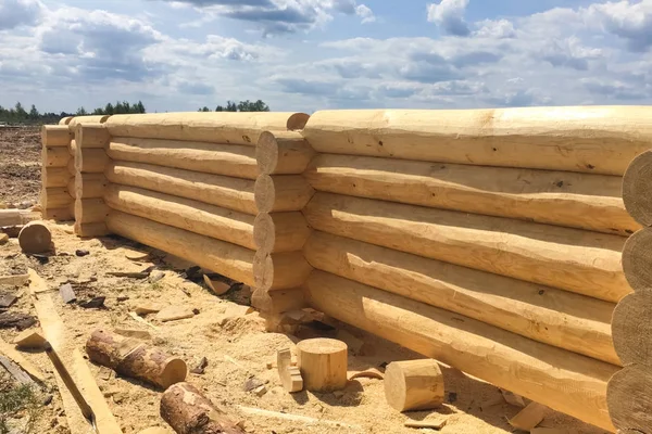 Sušení a montáž dřevěné klády na staveništi. — Stock fotografie