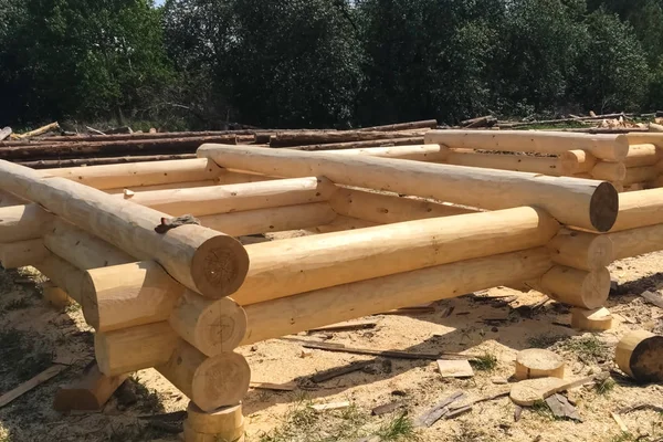 Secagem e montagem de madeira log house em uma base de construção . — Fotografia de Stock