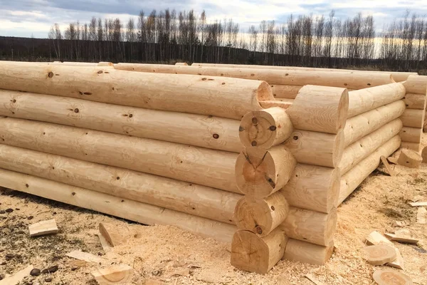 Séchage et assemblage de maisons en bois rond à une base de construction . — Photo