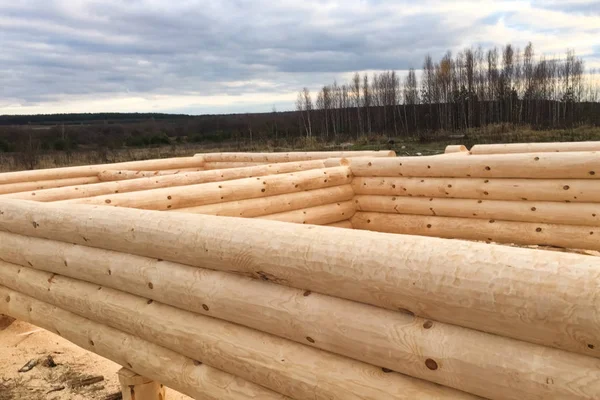 Séchage et assemblage de maisons en bois rond à une base de construction . — Photo