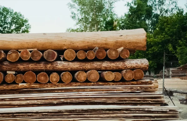 Folded boards and logs on construction site. — ストック写真