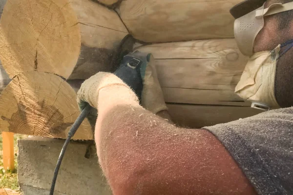 Broušení lešticím strojem z borových klád doma. Čištění woo — Stock fotografie