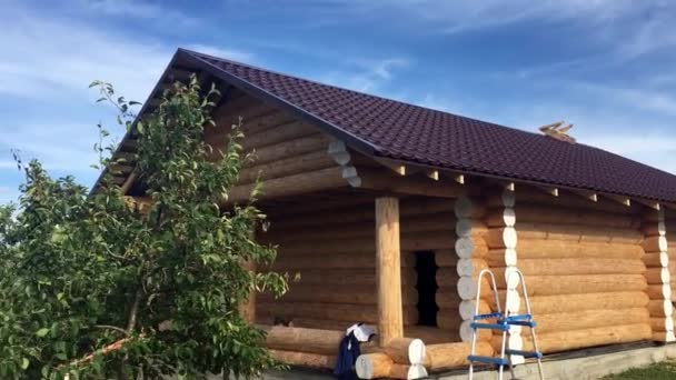 Construido a partir de casa de madera, casa de madera . — Vídeo de stock