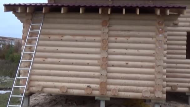 Construído a partir de madeira log house, casa de madeira . — Vídeo de Stock