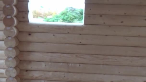 partie intérieure de la structure de la maison en bois, détails de la structure en bois en construction, la maison est faite de maison en bois rond .