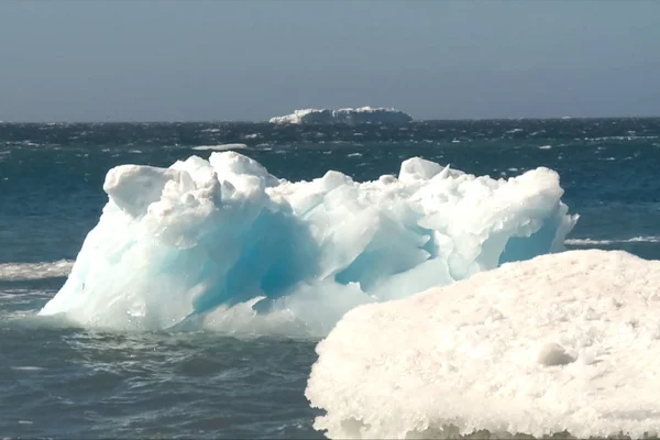 Un iceberg en el mar de la Antártida. Hielo flotante en el agua . —  Fotos de Stock