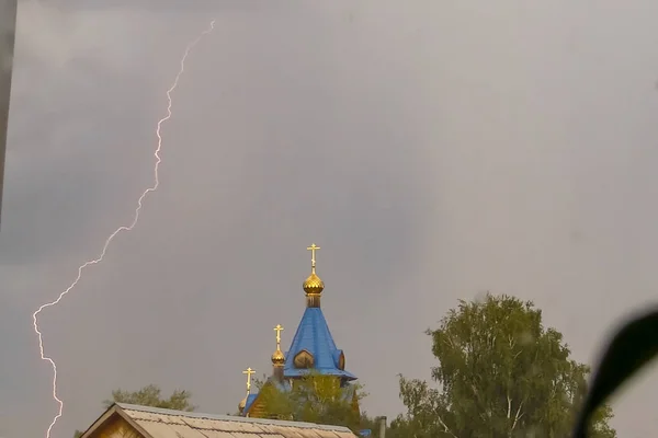 Lightning during a thunderstorm in the sky above the dome and cr — Stock Photo, Image
