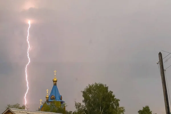 Rayo durante una tormenta en el cielo por encima de la cúpula y cr —  Fotos de Stock