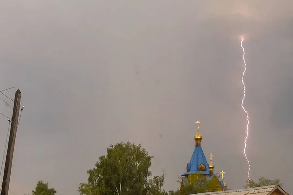 Blitz während eines Gewitters am Himmel über der Kuppel und — Stockfoto