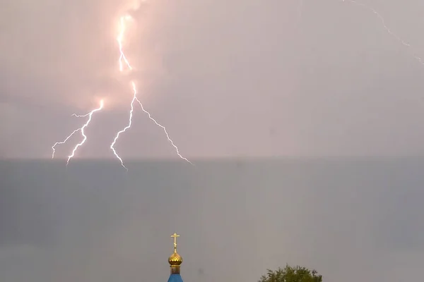 Блискавка під час грози в небі над куполом і cr — стокове фото