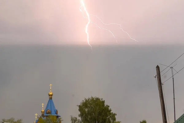 Relâmpago durante uma tempestade no céu acima da cúpula e cr — Fotografia de Stock