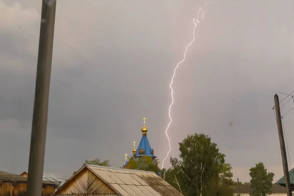 Relâmpago durante uma tempestade no céu acima da cúpula e cr — Fotografia de Stock