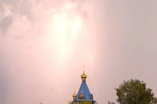 Блискавка під час грози в небі над куполом і cr — стокове фото