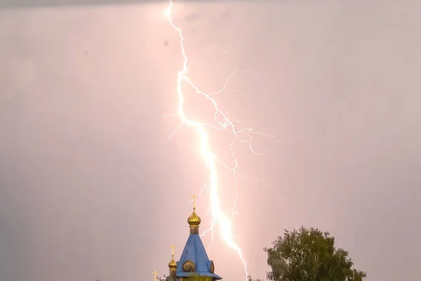 Villámlás közben vihar az égen a kupola felett, és cr — Stock Fotó