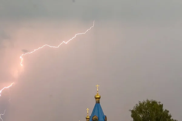 在圆顶和圆顶上方的天空中的雷雨中闪电 — 图库照片