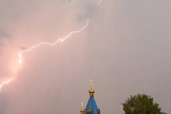 Lightning during a thunderstorm in the sky above the dome and cr — Stock Photo, Image