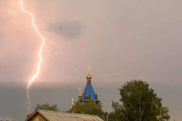 Blesk během bouřky na obloze nad kupolí a cr — Stock fotografie