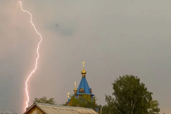 Блискавка під час грози в небі над куполом і cr — стокове фото