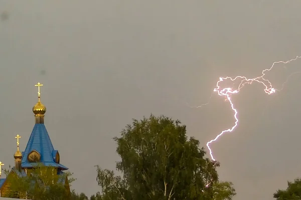 Lightning during a thunderstorm in the sky above the dome and cr — Stock Photo, Image