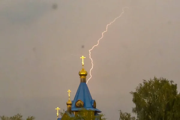 Relâmpago durante uma tempestade no céu acima da cúpula e cr — Fotografia de Stock