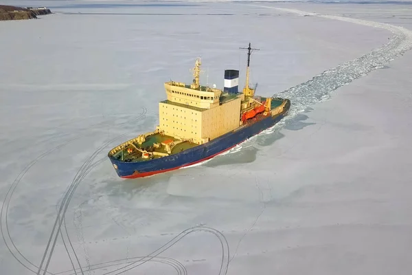 IJskoude naldo, ijsbrekend schip. — Stockfoto