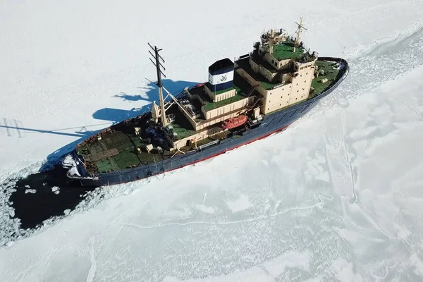 Eisbedeckter Naldo, eisbrechendes Schiff. — Stockfoto