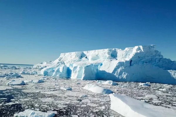 Arrangements de glace de l'antarctique. Les icebergs en Antarctique — Photo