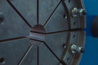 Petrol sondajı ekipmanı.