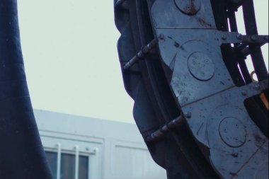 Sondaj kulesi, petrol sondajı alanında ekipman..