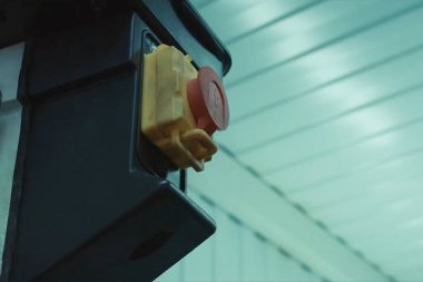 Kırmızı güç düğmesi. Kırmızı düğme.