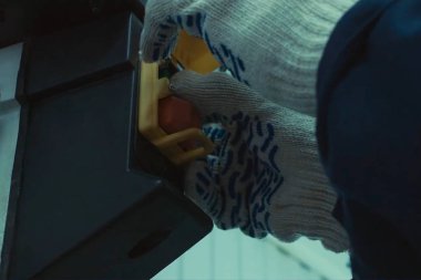 Kırmızı güç düğmesi. Kırmızı düğme.