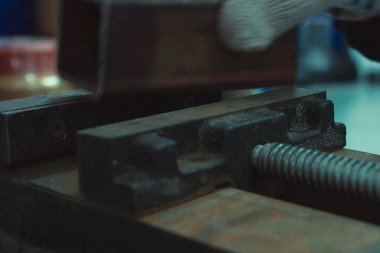 Tezgahta mengene. Ekipman çilingir atölyesi. bir araç gereci