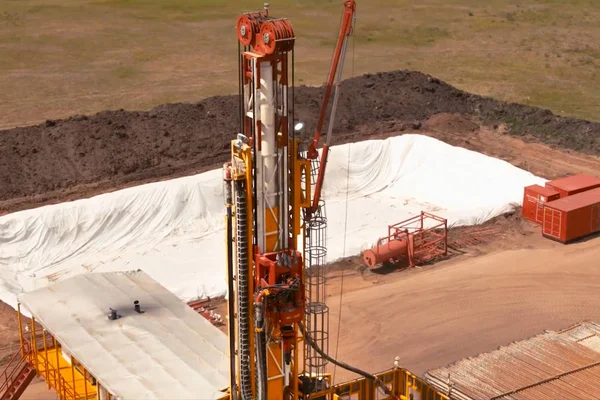 Plataforma de perforación, equipo en el sitio de la perforación de petróleo . —  Fotos de Stock