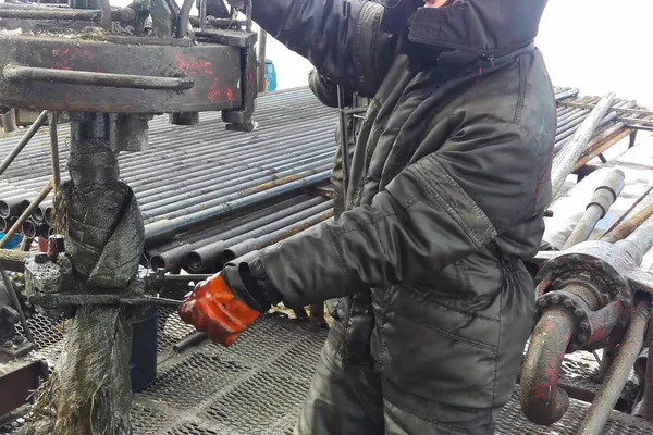 Trabalho de perfuração no poço. equipamento de perfuração, rotação do tubo de perfuração . — Fotografia de Stock