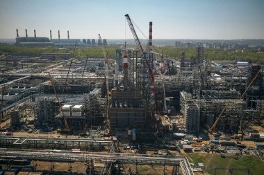 Petrokimya fabrikasının inşası, teknolojik tesislerin kurulumu