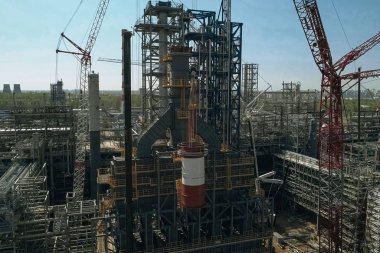 Petrokimya fabrikasının inşası, teknolojik ekipman kurulumu