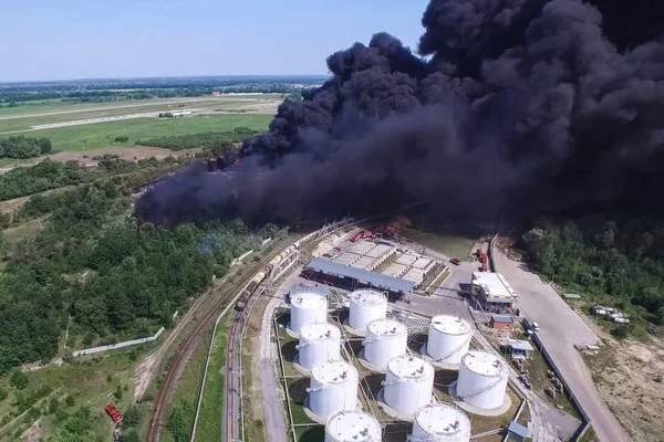 Fuoco di stoccaggio dell'olio. Il serbatoio è in fiamme, fumo nero è combu — Foto Stock