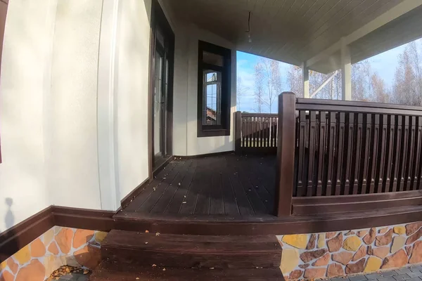 Limiar de madeira da nova casa e do terraço na entrada — Fotografia de Stock