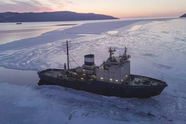 Ice-enpalled naldo, ice breaking ship.