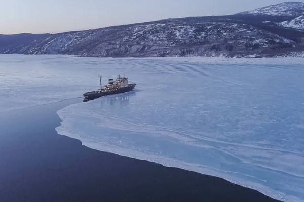 Ice-enpalled naldo, ice breaking ship.