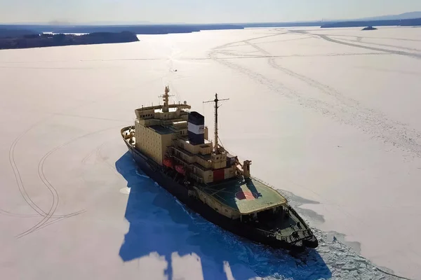 IJskoude naldo, ijsbrekend schip. — Stockfoto