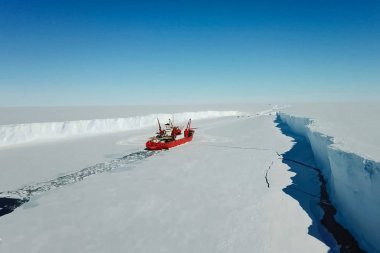 Buz kaplı naldo, buz kıran gemi..