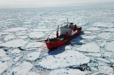 Buz kaplı naldo, buz kıran gemi..
