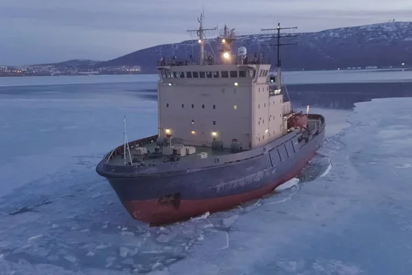 氷で覆われたナルド、砕氷船. — ストック写真