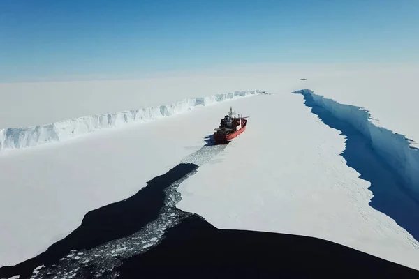 Buz kaplı naldo, buz kıran gemi.. — Stok fotoğraf
