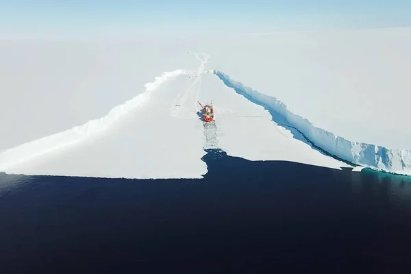 Ice-enpalled naldo, ice breaking ship.